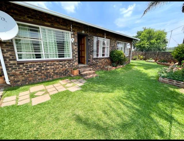 3 BEDROOM TOWNHOUSE FOR SALE IN RANGEVIEW